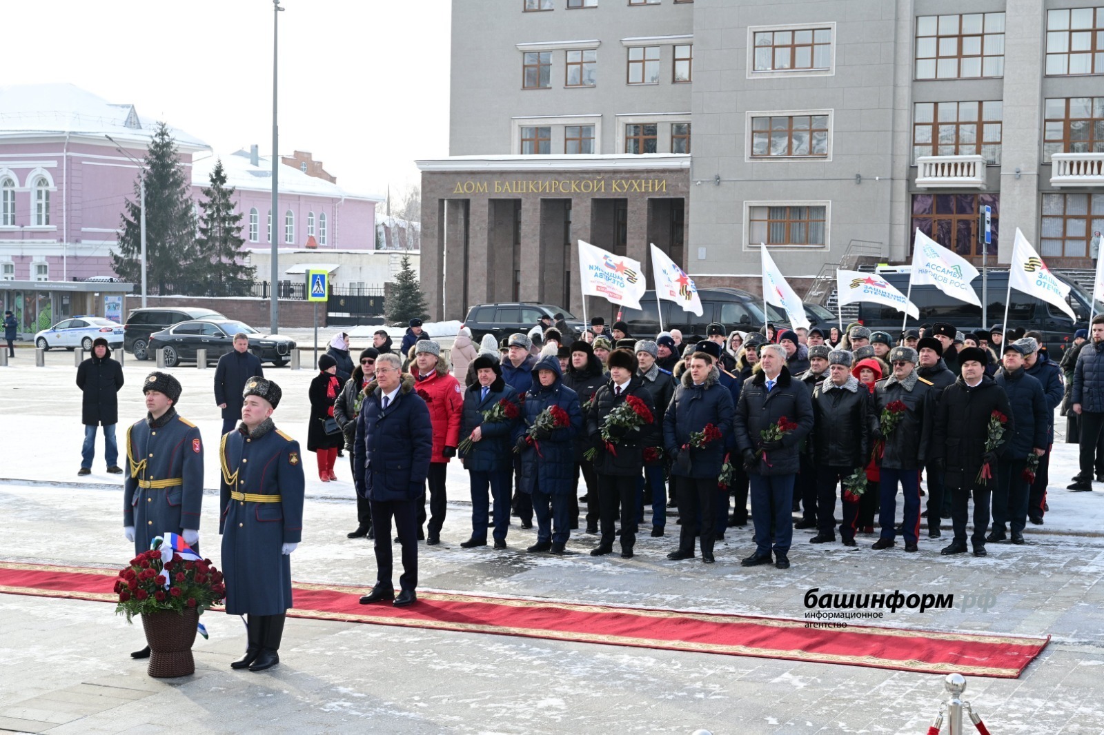 Глава Башкирии возложил цветы к памятнику Героя России Минигали Шаймуратова