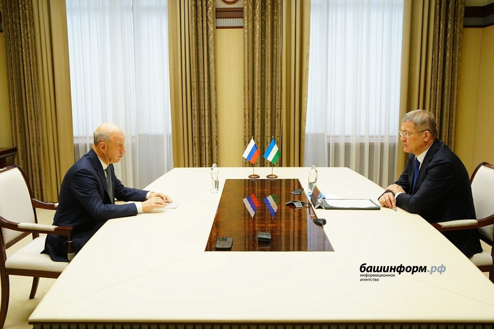 Радий Хәбиров Дәүләт Думаһы рәйесе урынбаҫары Александр Бабаков менән осрашты