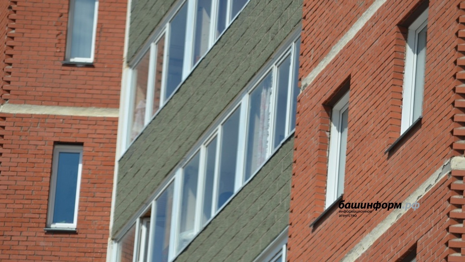 Өфөлә күп ҡатлы йорттоң тәҙрәләре аҫтында мәктәп уҡыусыһының үле кәүҙәһе табылға