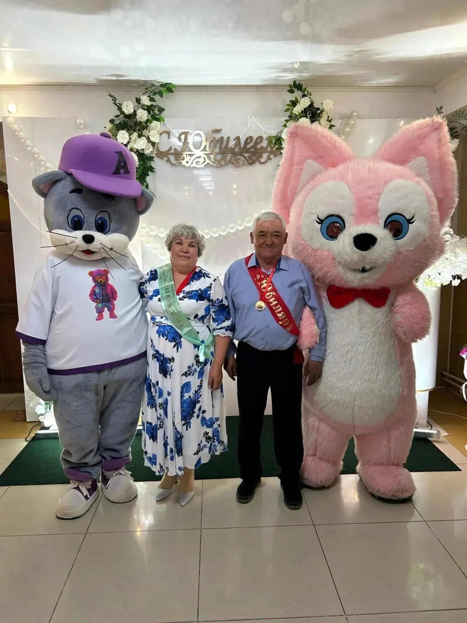 Яугир бесәй кейемендә байрамға килеп, ата-әсәһенә сюрприз яһаған