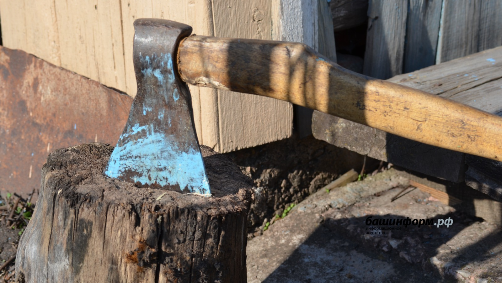 Башҡортостанда йәшәүсе ҡатын элекке ирен балта менән сапҡан