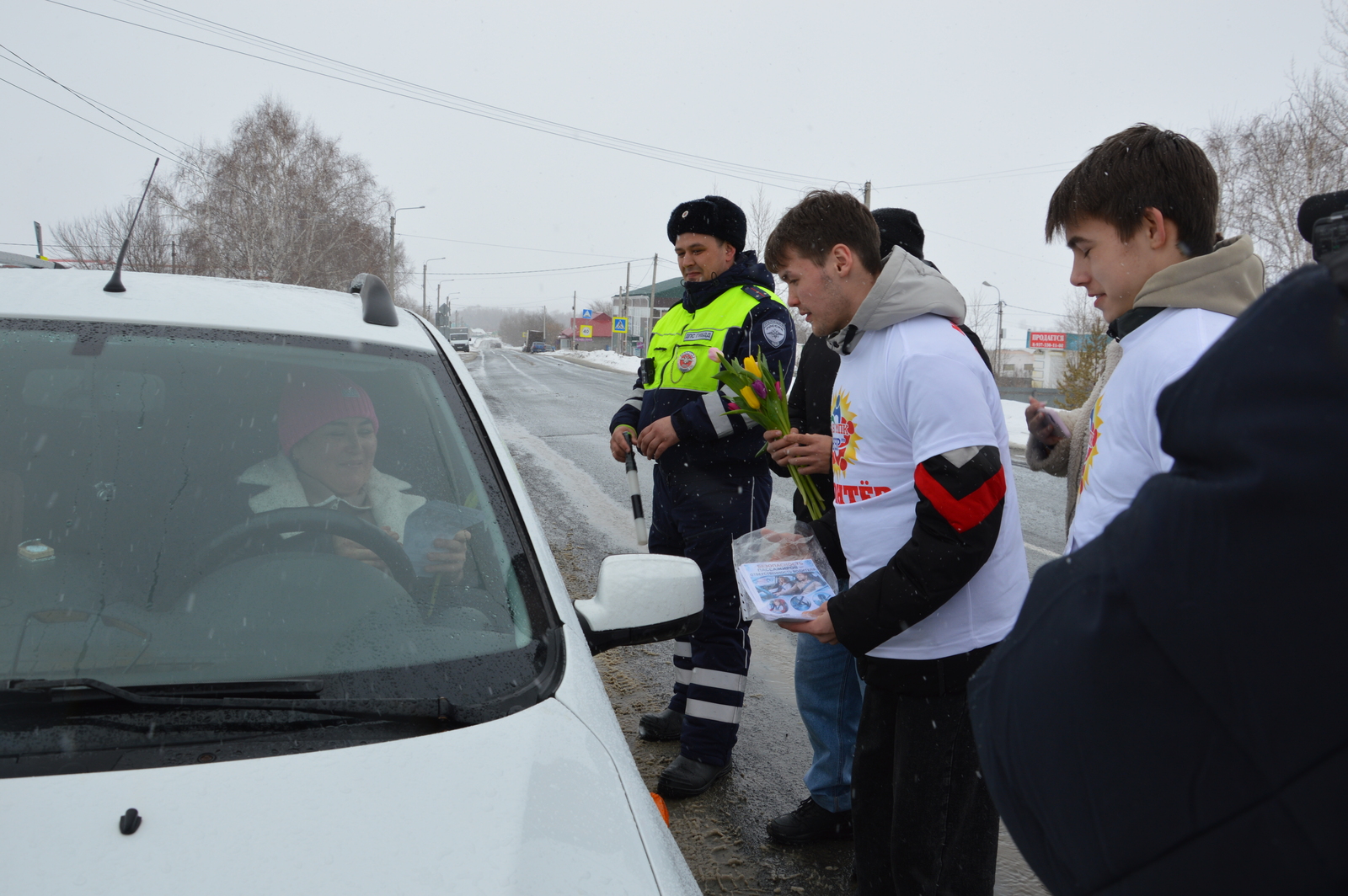 Водитель ҡатын-ҡыҙҙарға - сәскәләр