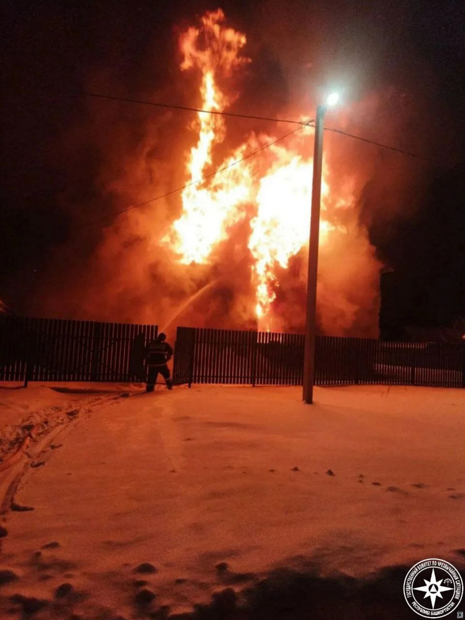 Төндә ике ҡатлы өйҙө ут ялмап алған...