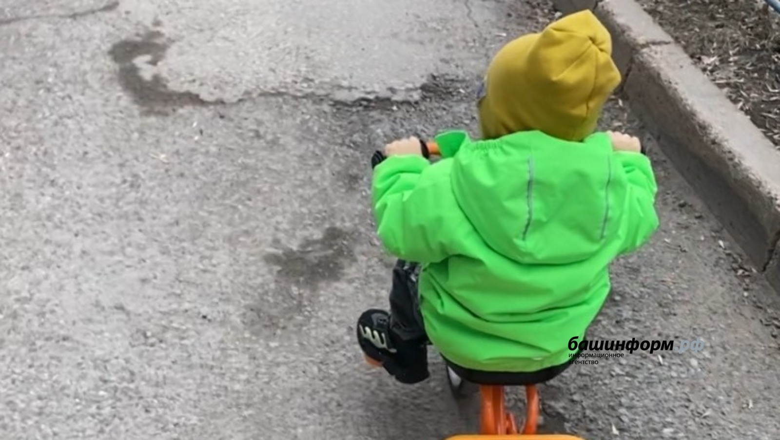 В России могут продлить пособие по уходу за ребенком до трех лет