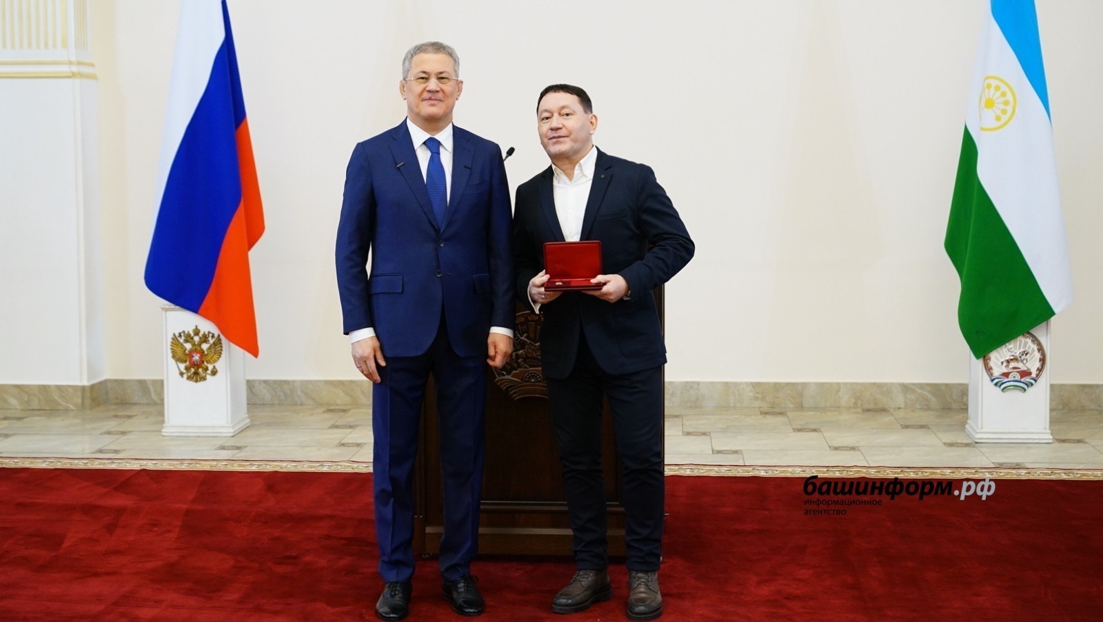 Ватанды һаҡлаусылар көнө алдынан Радий Хәбиров дәүләт наградаларын тапшырҙы