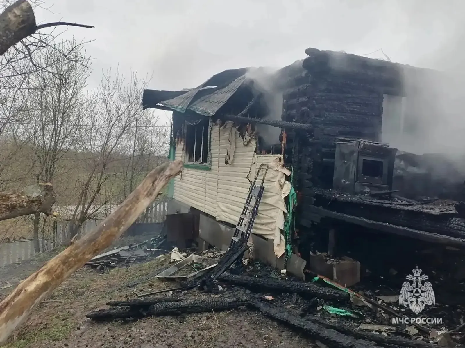 Көл-күмер араһында ҡатындың һәм үҫмерҙең кәүҙәләре табылған...