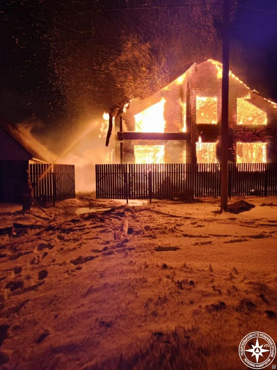 Төндә ике ҡатлы өйҙө ут ялмап алған...