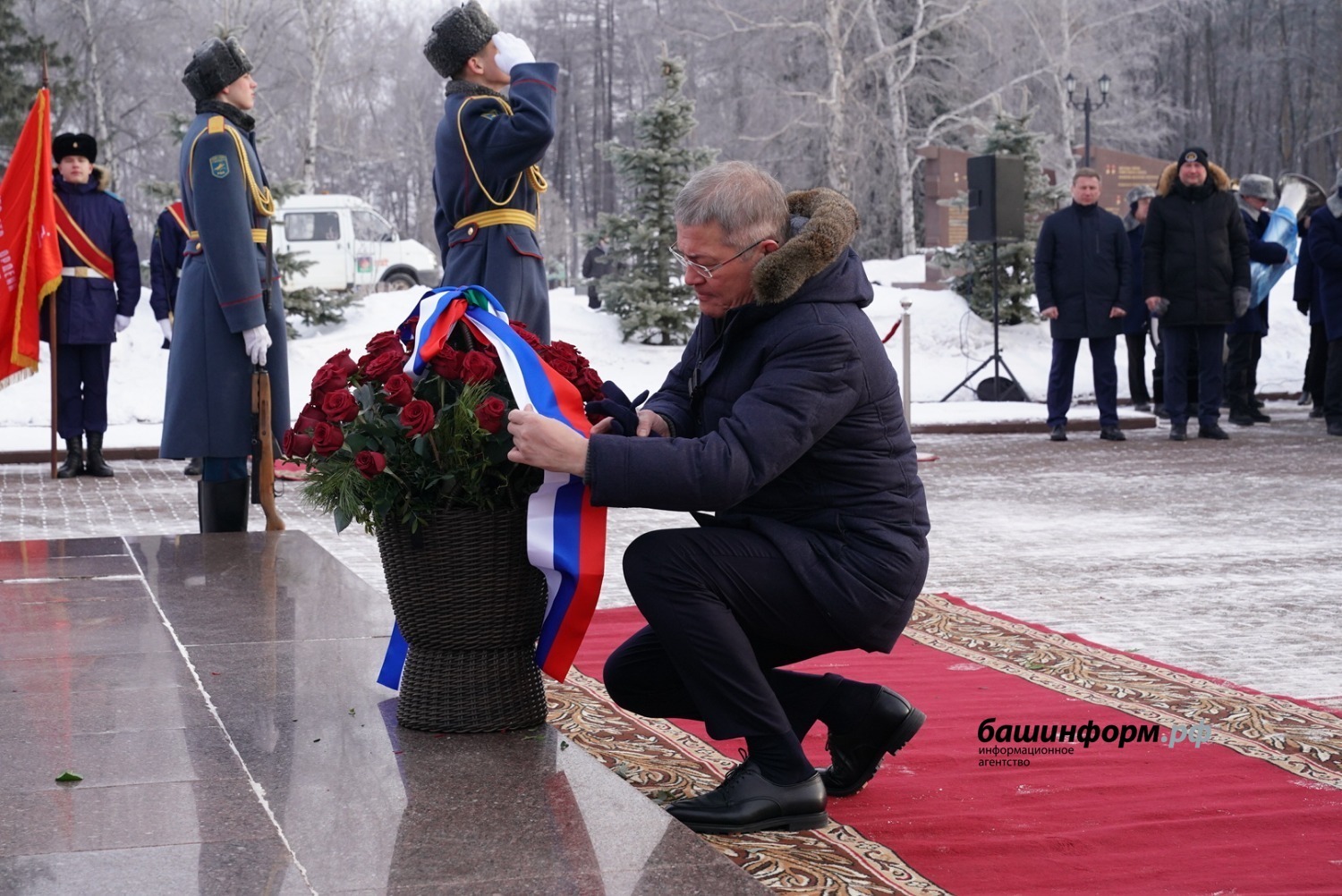 Радий Хабиров от имени жителей Башкирии возложил цветы к памятнику Героям