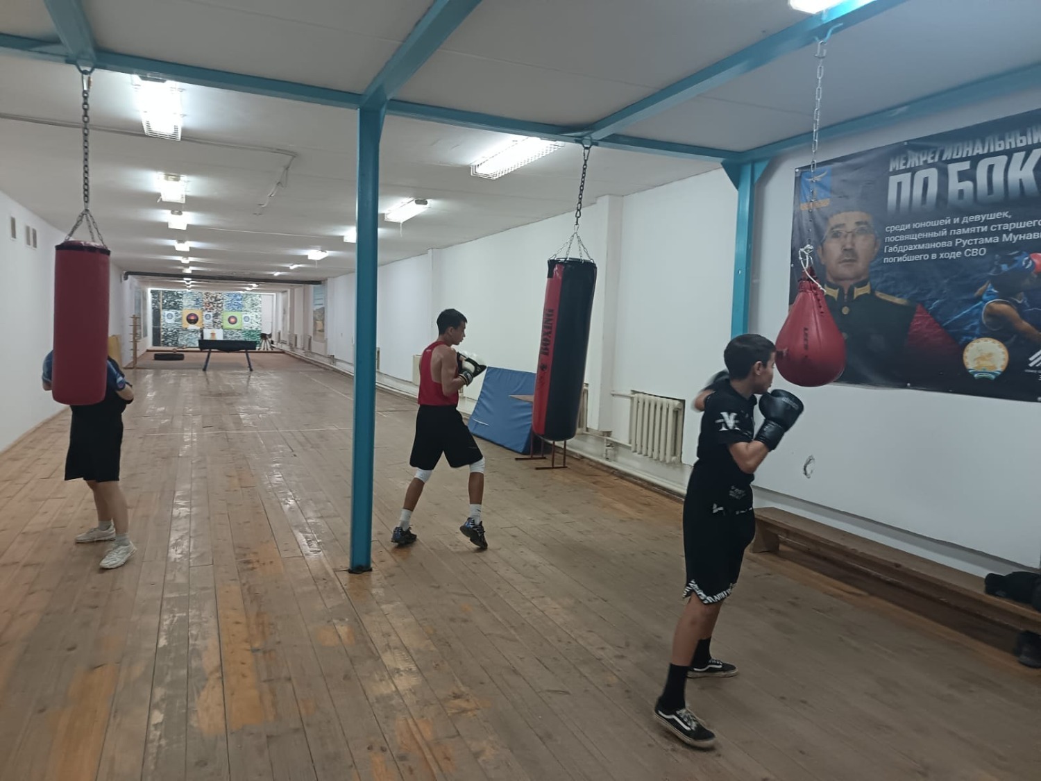 2-се Аҡъяр мәктәбендә бокс буйынса күнекмәләр подвалда ҙур майҙанды биләгән бүлмәлә уҙғарыла