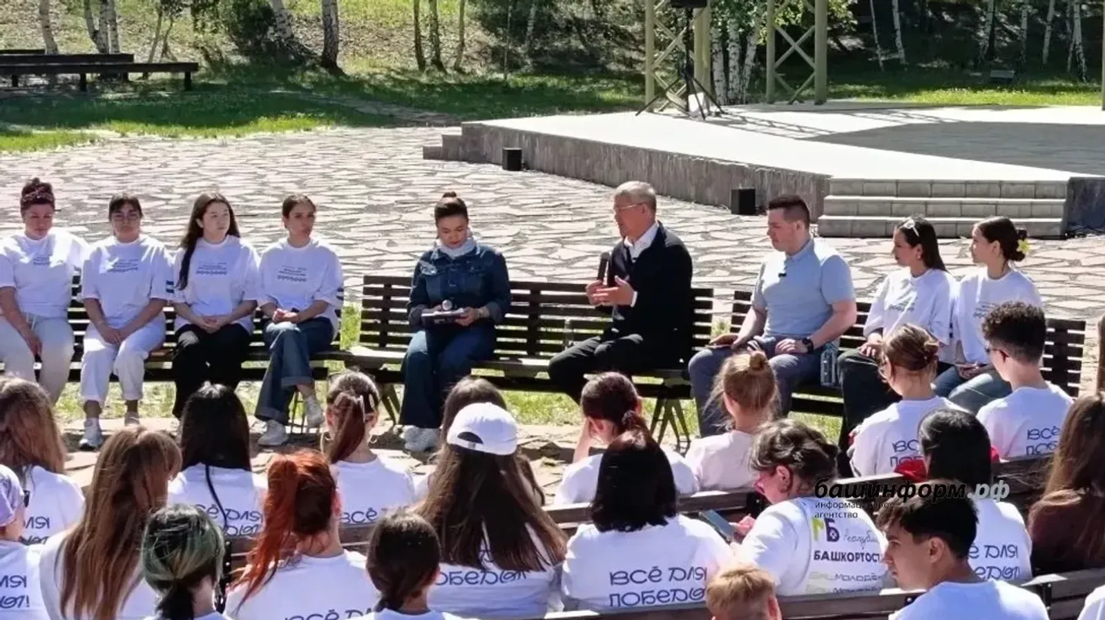 Радий Хәбиров «Патриот» паркында ирекмәндәр менән осрашты