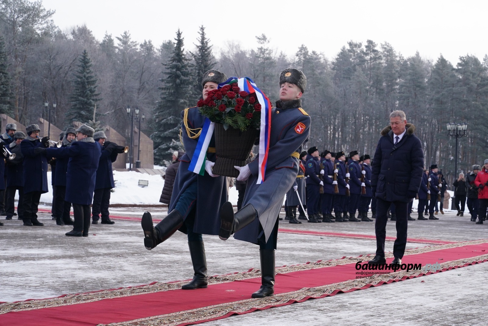 Радий Хабиров от имени жителей Башкирии возложил цветы к памятнику Героям